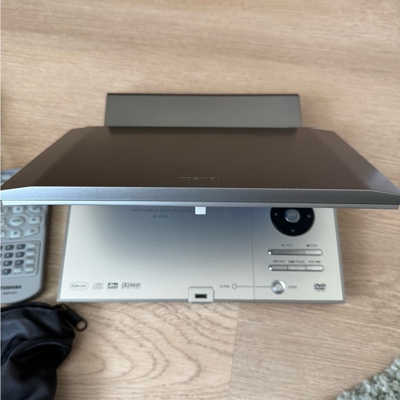 Toshiba Silver Portable DVD Player with Case - Picture 3 of 8